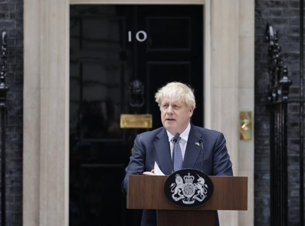 Boris Johnson uttanfyri Downing Street 10 (Mynd: EPA)