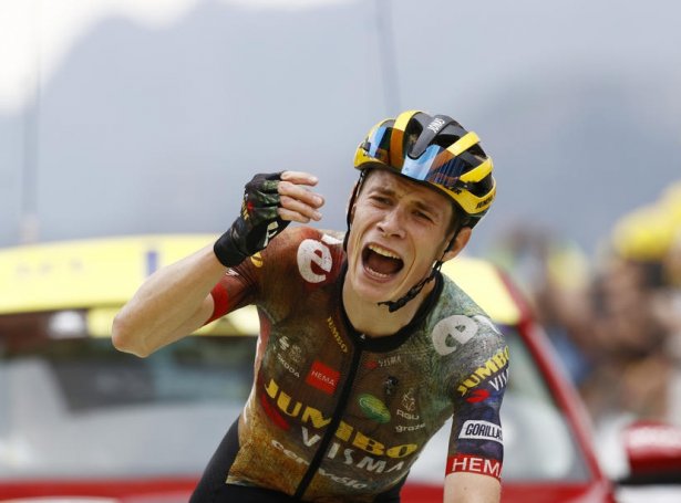 25 ára gamli Jonas Vingegaard súkklaði seg í gult í Tour de France í dag (Mynd: EPA)