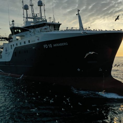 Akraberg siglir heim at landa