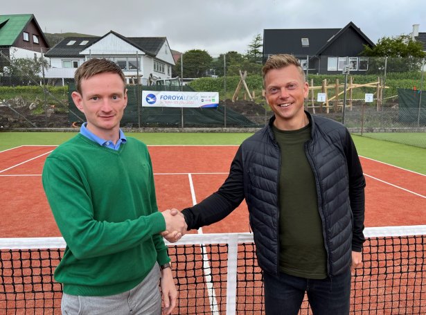 Mynd: Ingi Højsted, nevndarlimur í Tennissambandi Føroya, og Adam Blicher, landsliðsvenjari, heilsa uppá hvønn annan eftir at avtala er gjørd partanna millum.