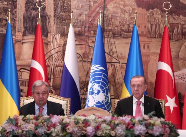 ST-aðalskrivarin, Antonio Guterres og turkiski forsetin Recep Tayyip Erdogan í Istanbul í gjár (Mynd: EPA)