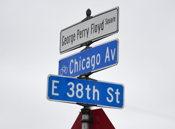 Krossurin millum Chicago Avenue og 38th Street í Minneapolis eitur nú eftir George Floyd (Mynd: EPA)