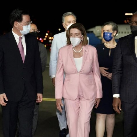 Nancy Pelosi lend í Taivan