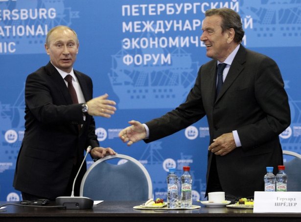 Vladimir Putin og Gerhard Schröder. Myndin er frá 2012 (Mynd: EPA)