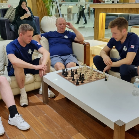 Føroyska talvlandsliðið fyrireikar seg í Chennai. Í dag telva teir seinasta dystin á olympiaduni. F.v. Luitjen Akselsson Apol, Høgni Egilstoft Nielsen, John Rødgaard, Helgi Dam Ziska og Rógvi Egilstoft