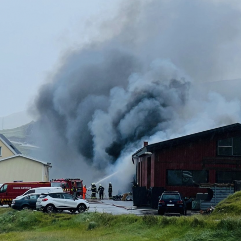 Tekur nakrar tímar enn áðrenn eldurin er sløktur