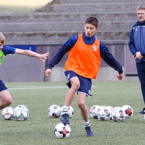 Jógvan Martin Olsen, høvuðsvenjari, og Jens Erik Rasmussen, hjálparvenjari, eygleiða Páll Múller úr KÍ og Jónas Samuelsen úr B68 til venjing á Svangaskarði, har dysturin verður leiktur í dag ( Mynd: Hans Erik Danielsen/FSF)