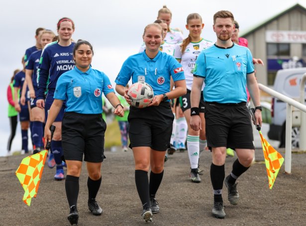 Niloo Kafili, Marit Skurdal og Heini Viðoy leiða EBS/Skála og 07 Vestur á vøllin undir Mýruhjalla á Skála - Mynd: Bjarni Enghamar