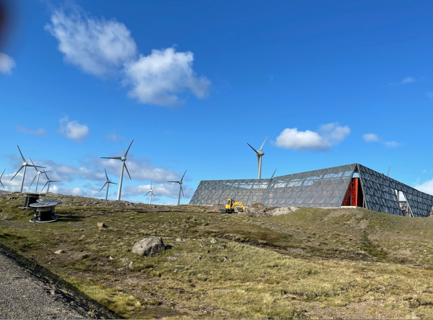 Vindmyllurnar hjá Vindfelagum í Húsahaga hava kostað SEV dýrt (Mynd: Jan Müller)