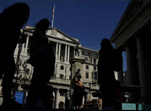 Mynd: Fólk til gongu fram við Bank of England, London, 8. august 2022. REUTERS/Toby Melville