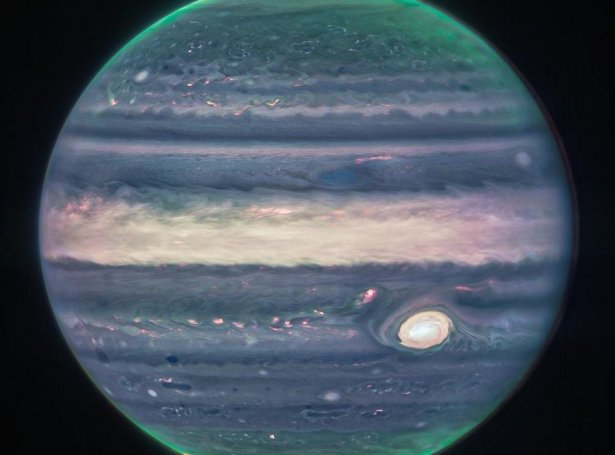 Jupiter í eftirgjørdum litum fyri at tað skal síggjast týðuligari (Mynd: Nasa / EPA)