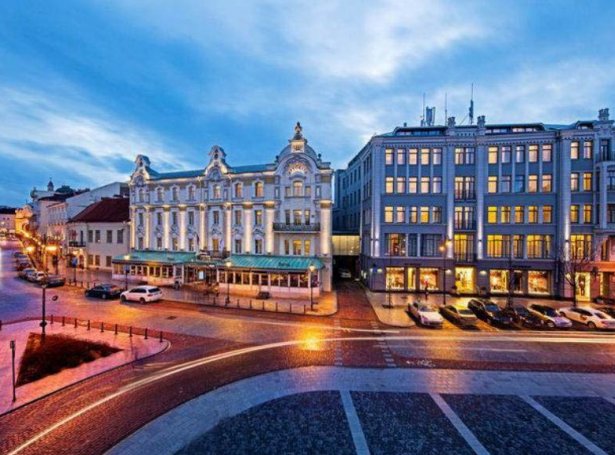 Í Vilnius býr føroyska ferðalagið á Radisson Blu Royal Astorija Hotel