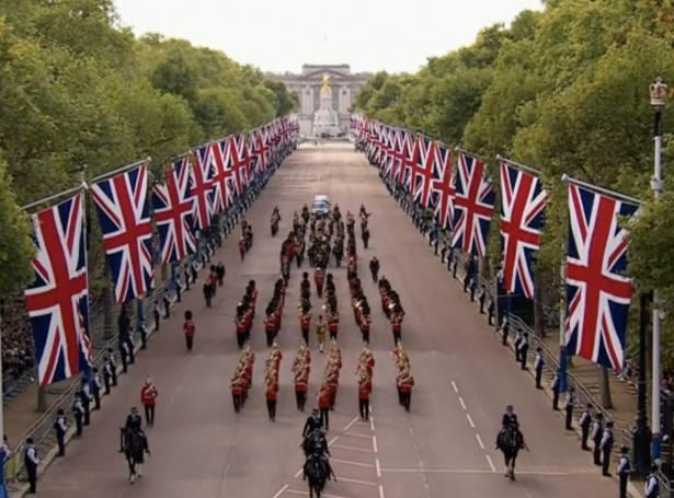 Buckingham Palace í baksýni (Mynd: BBC)