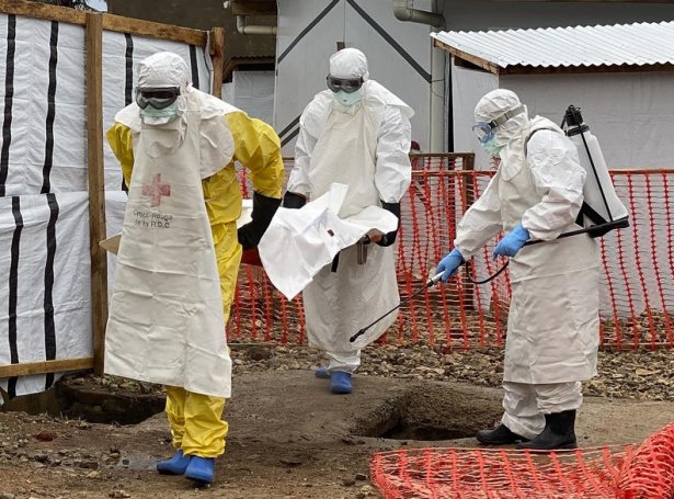Myndin er tikin í sambandi við eitt ebola-útbrot í Kongo seinasta vetur (Savnsmynd: EPA)