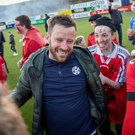 Høvuðsvenjarin, viðhaldsfólk og spælarar kunnu nú aftur fegnast um trý stig. B68 er nú nummar sjey (Savnsmynd: Sverri Egholm)