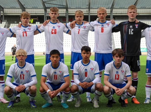 U15-landsliðið áðrenn vinardyst móti Íslandi á Tórsvølli í august (Mynd: Bjarni Enghamar)