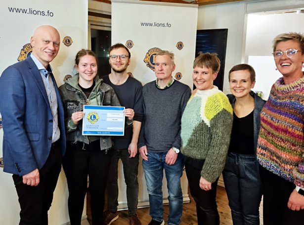 Vinstrumegin frá: Jóan Petur Hentze, forseti í Lions Club Tórshavn, og umboðini fyri Fountainhúsið, sum vóru Sólrun S. Michelsen, Einar Tórstún, Sámal Mortensen, Birita Petersen, Súsanna Winther Poulsen og Súna Mørk.