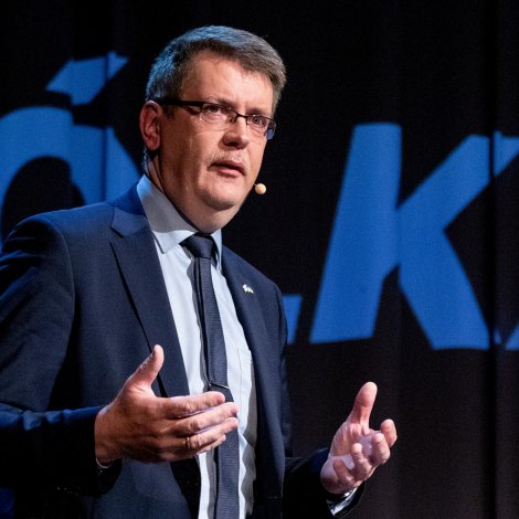 Helgi spyr um støðuna hjá deyvum og tunghoyrdum í Føroyum