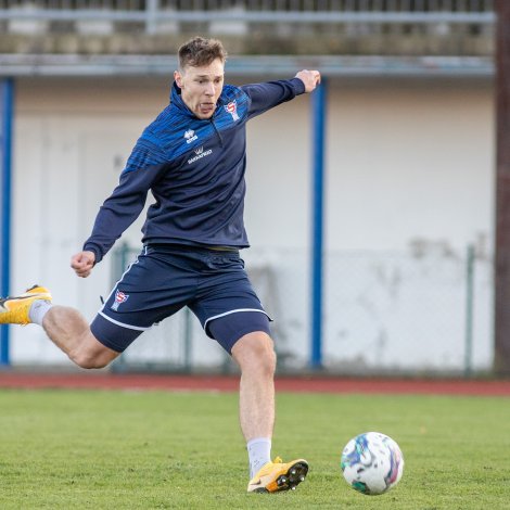Patrik Johannesen smekkaði nakrar bóltar í málið til álopsvenjingina í gjár, men vánaliga undirlagið legði meinbogar í vegin hjá leikarunum fleiri ferðir (Mynd: Sverri Egholm)