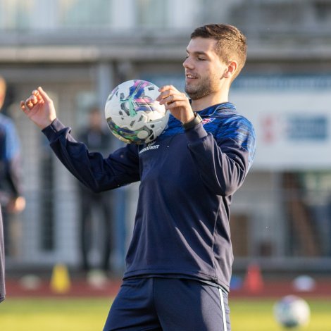 Stefan Radosaljevic byrjar ikki fast inni men spælir ein leiklut í so at siga hvørjum dysti í Írlandi (Mynd: Sverri Egholm)