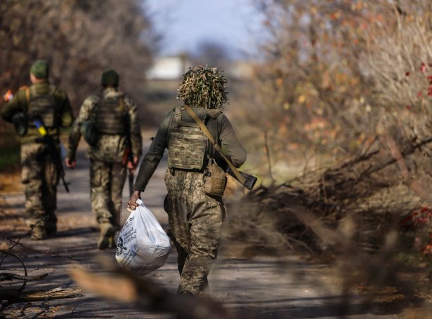 Ukrainsk herfólk í Kherson (Mynd: EPA)