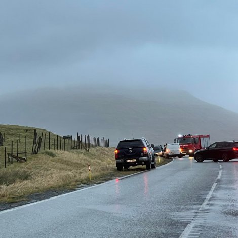 Ferðsluóhapp á vegnum millum Hvalvík og Áir