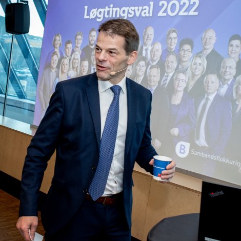 Bárður bíðar eftir Akseli