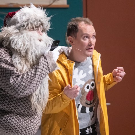 Julius og Rógvi tendra jólatræið í Vestmanna