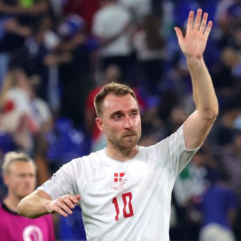 Eriksen og hinir vóru vónbrotnir eftir tapi fyri Fraklandi leygargkvøldið - stórt trýst er á í dag (Mynd: EPA)