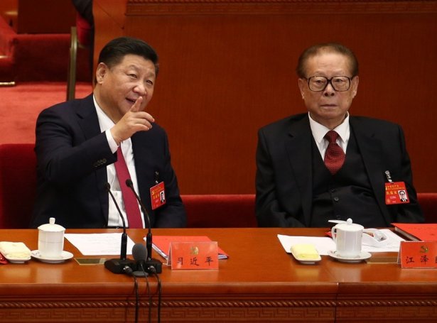 Jiang Zemin her til høgru saman við núverandi kinesiska leiðaranum Xi Jinping (Mynd: EPA)