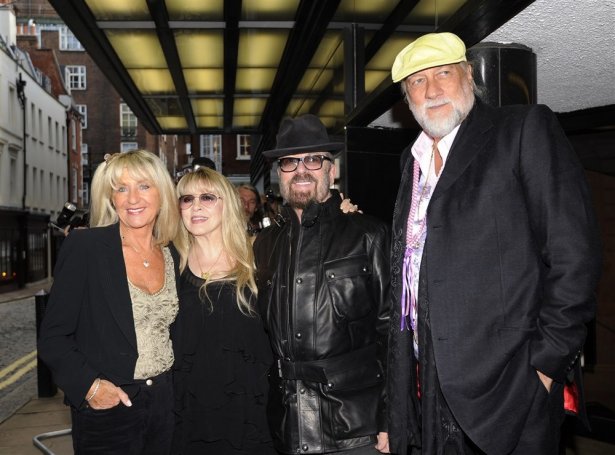 Christine McVie til vinstru, her saman við Stevie Nicks, Dave Stewart og Mick Fleetwood (Mynd: EPA)