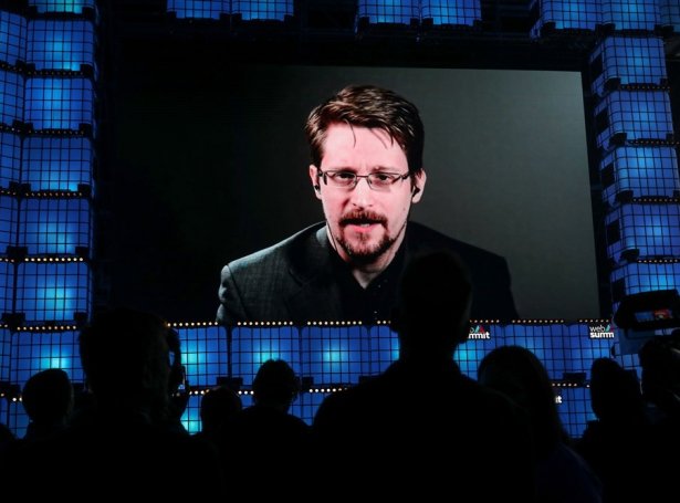 Edward Snowden helt røðu á ráðstevnu, sum varð hildin í Portugal í november 2019 (Mynd: EPA)