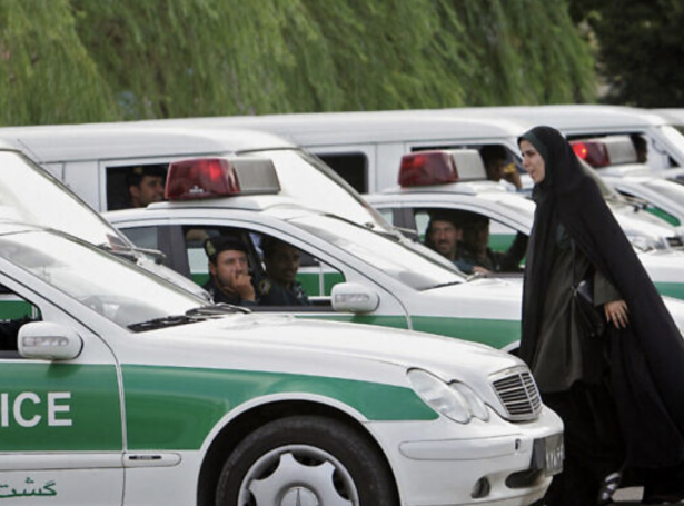 Fólk hjá løgregluni í iranska høvuðsstaðnum, Teheran (Mynd: AFP)