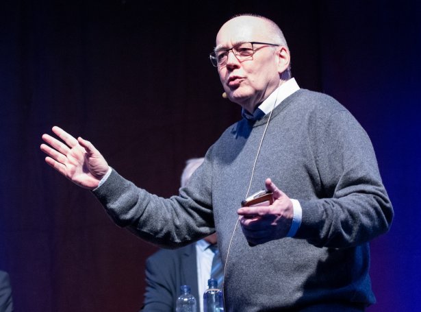 Orðstýrarin er ein av lærarunum í skúlanum, og ein persónur sum nógv seta í sambandi við val: Jóannes Hansen (Savnsmynd: Sverri Egholm)