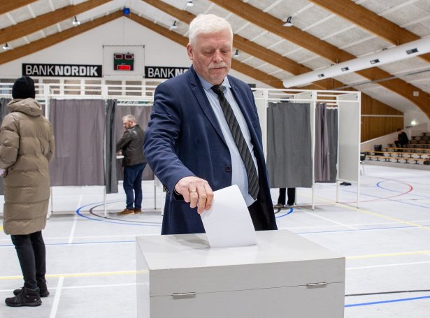 - Poltikkur Sjálvstýrisins hevur manglað í føroyska samfelagnum, sigur formaðurin Sámal Petur í Grund millum annað í nýggjum skrivi. Flokkurin kom ikki um tingáttina fyri einum ári síðani (Mynd: Sverri Egholm)