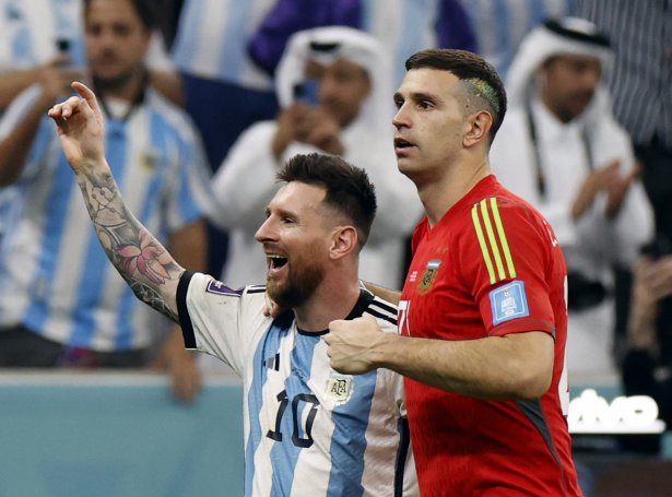 Messi og málverin Martinez - størstu argentinsku hetjurnar í gjár - fegnast saman. Kroatia er næsta uppgávan (Mynd: EPA)