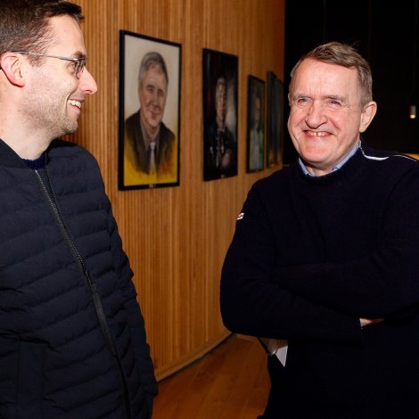 Miðflokkurin stendur til at fara upp á trý tingfólk