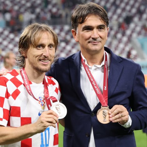 Tað eru verandi HM-bronsuvinnararnir, sum í morgin vitja á Tórsvølli. Liðformaðurin Luka Modric og venjarin Zlatko Dalic hava verið høvuðsmenninir í HM-heiðursmerkjunum (Mynd: EPA)