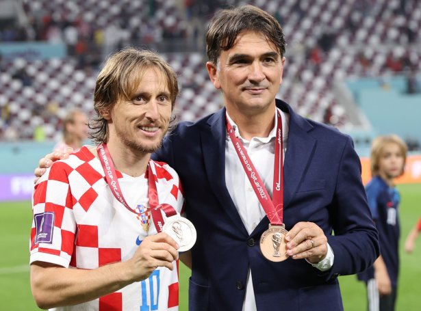 Tað eru verandi HM-bronsuvinnararnir, sum í morgin vitja á Tórsvølli. Liðformaðurin Luka Modric og venjarin Zlatko Dalic hava verið høvuðsmenninir í HM-heiðursmerkjunum (Mynd: EPA)