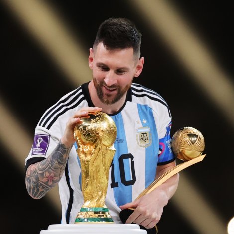 Lionel Messi gjørdist í fjør endliga heimsmeistari eftir frálíkt avrik í Katar. Argentinski gandakallurin vann eisini FIFA heiðurin sum heimsins besti spælari (Mynd: EPA)