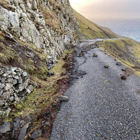 Vegurin oman í Botn fingið skaða