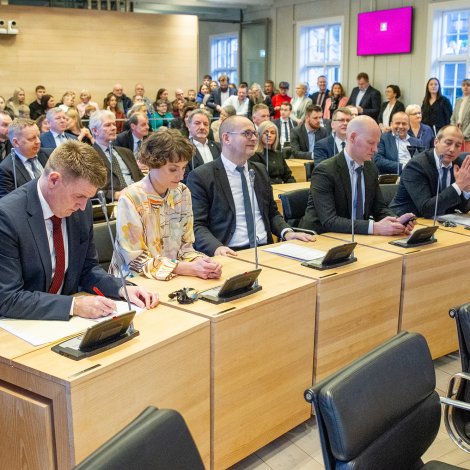 Tingið aftur til arbeiðis í dag