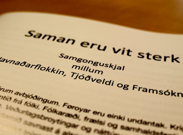 Yvirskriftin á samgonguskjalinum millum Javnaðarflokkin, Tjóðveldi og Framsókn, er „Saman eru vit sterk“. Mynd (Jógvan Jákupsson)