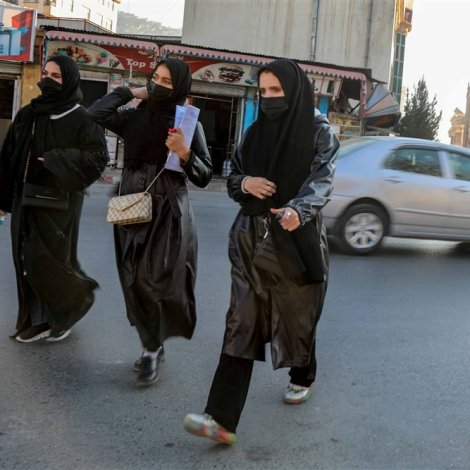 Taliban útihýst kvinnur frá hjálparfelagsskapum