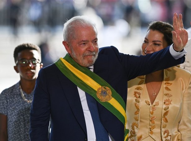 Sunnudagin 1. januar gjørdist  Luiz Inácio Lula da Silva aftur forseti í Brasil (Mynd: EPA)