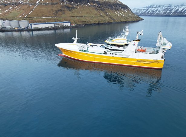 Isafold er komin av fyrsta túri, teir ava 500 tons av makreli, sum teir landa til Pelagos.Mynd: Vónin