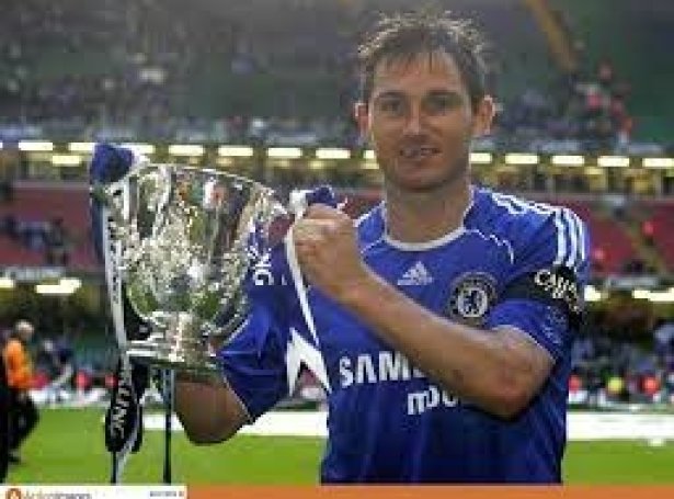 Frank Lampard við FA Cup-steypinum í 2007, tá Chelsea basti Manchester United í longdari leiktíð. Lampard var dagsins leikari tá - í kvøld spælir hansara Everton-lið á Old Trafford í triðja umfari