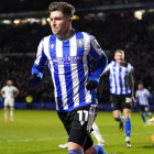 Josh Windass skoraði bæði málini fyri Sheffield Wednesday í 2-1 sigrinum