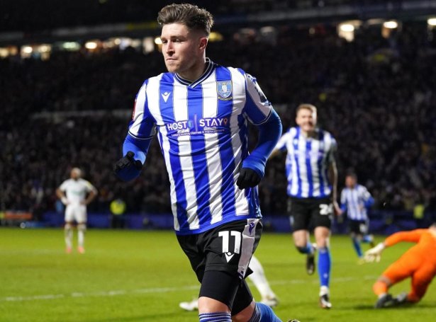 Josh Windass skoraði bæði málini fyri Sheffield Wednesday í 2-1 sigrinum