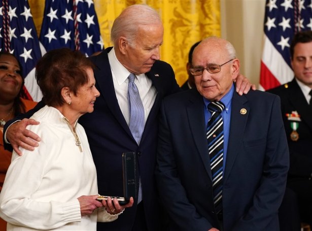 Joe Biden handar heiðursmerki til Gladys Sicknick og Charles Sicknick, foreldur at Brian Sicknick, løgreglumaður, ið var álopin 6. januar 2021 og doyði dagin eftir (Mynd: EPA)